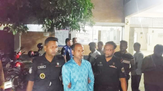 ট্রাক আটকে চাঁদাবাজির সময় এনসিপির নেতা গ্রেপ্তার