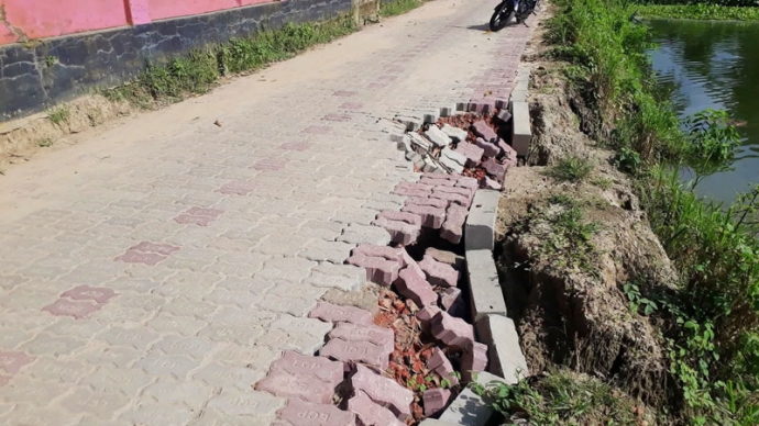 আত্রাইয়ে নির্মাণ কাজ শেষ না হতেই সড়কে ধস