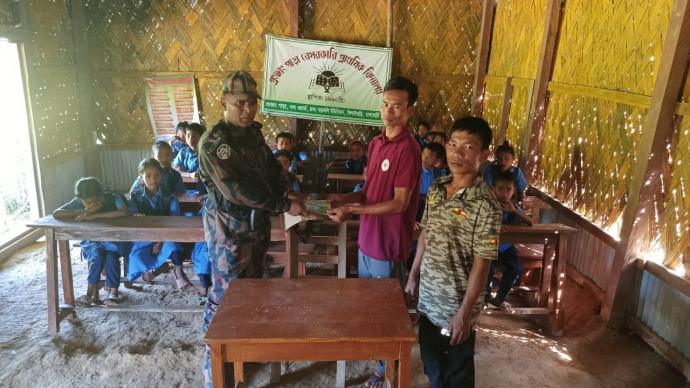 রাঙামাটির দুর্গম প্রংজাং পাড়ায় স্কুলে চেয়ার ও টেবিল প্রদান করেছে ৯ বিজিবি