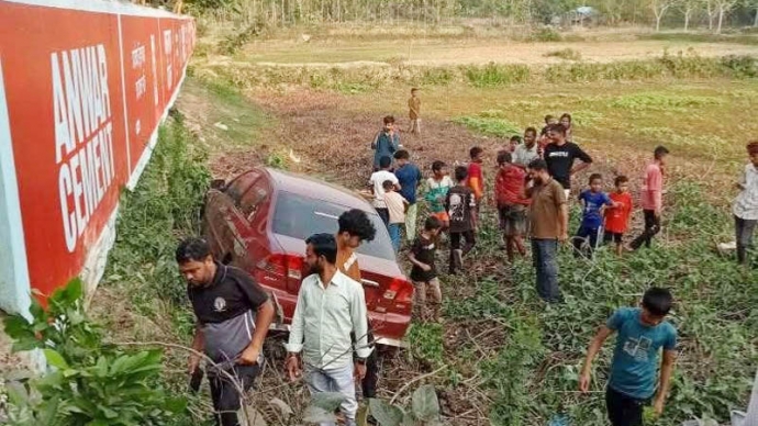 ঝালকাঠিতে নৌ কর্মকর্তা’র প্রাইভেট কার খাদে, দেড় বছরের শিশু নিহত