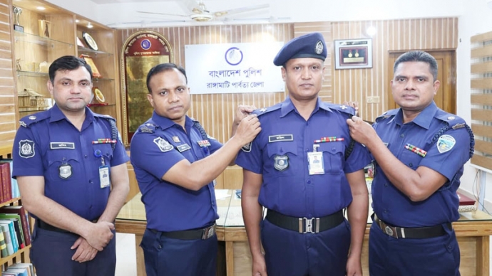 রাঙামাটিতে পদোন্নতি প্রাপ্ত পুলিশ সদস্যদের র‌্যাংক ব্যাজ পরিধান