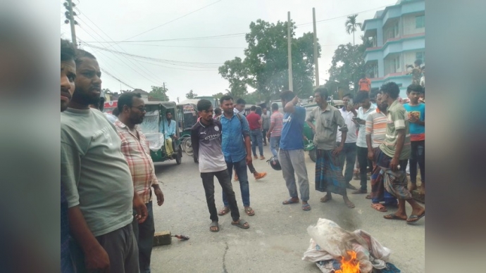 ফুয়েল কার্ড জটিলতায় পেট্রোল ও অকটেনের দাবিতে ঈশ্বরগঞ্জে মহাসড়ক অবরোধ