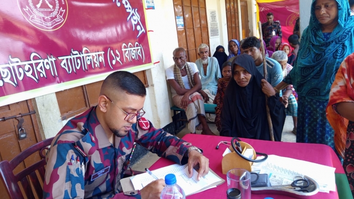 হরিণায় ১২ বিজিবি’র দায়িত্বপূর্ণ এলাকায় ঔষধ সামগ্রী বিতরণ