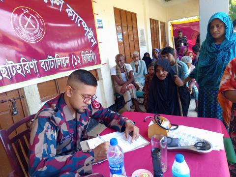 হরিণায় ১২ বিজিবি’র দায়িত্বপূর্ণ এলাকায় ঔষধ সামগ্রী বিতরণ