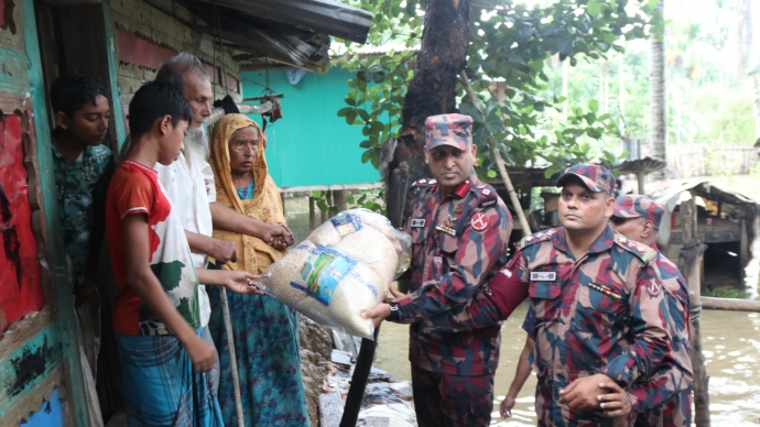 রাঙামাটির হরিণায় বন্যাদুর্গতদের মাঝে বিজিবির ত্রাণ বিতরণ