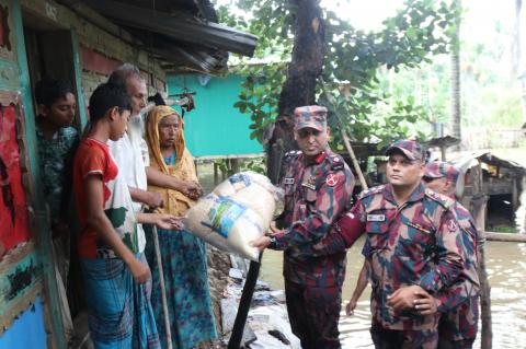 রাঙামাটির হরিণায় বন্যাদুর্গতদের মাঝে বিজিবির ত্রাণ বিতরণ