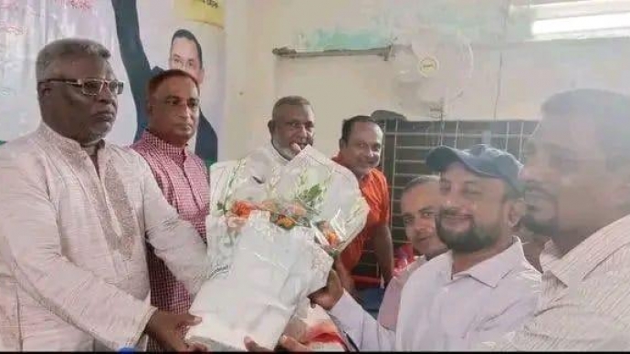 ঝালকাঠিতে বিএনপির সাংগঠনিক সভায় আওয়ামী লীগ নেতার ফুলেল শুভেচ্ছা