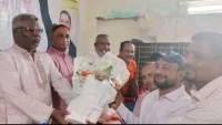 ঝালকাঠিতে বিএনপির সাংগঠনিক সভায় আওয়ামী লীগ নেতার ফুলেল শুভেচ্ছা