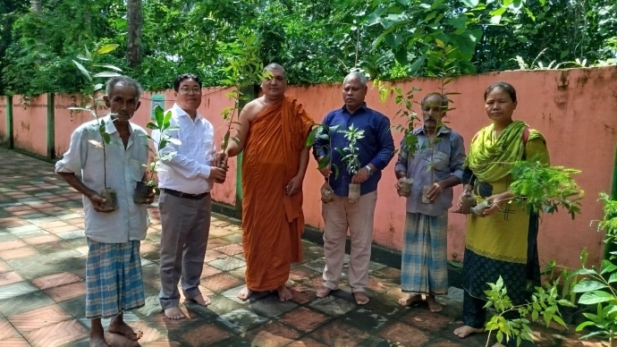 ‘সবুজ ধর্মীয় প্রতিষ্ঠান’ গড়ে তোলার লক্ষে কদমতলী ধর্ম্মাংকুর বুদ্ধ বিহারে গাছের চারা রোপন করেছেন সবুজ চাকমা