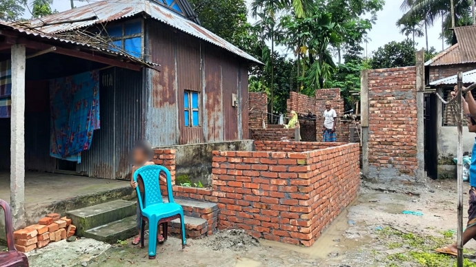 ঈশ্বরগঞ্জে চলাচলের রাস্তা বন্ধ করে ঘর নির্মাণের অভিযোগ